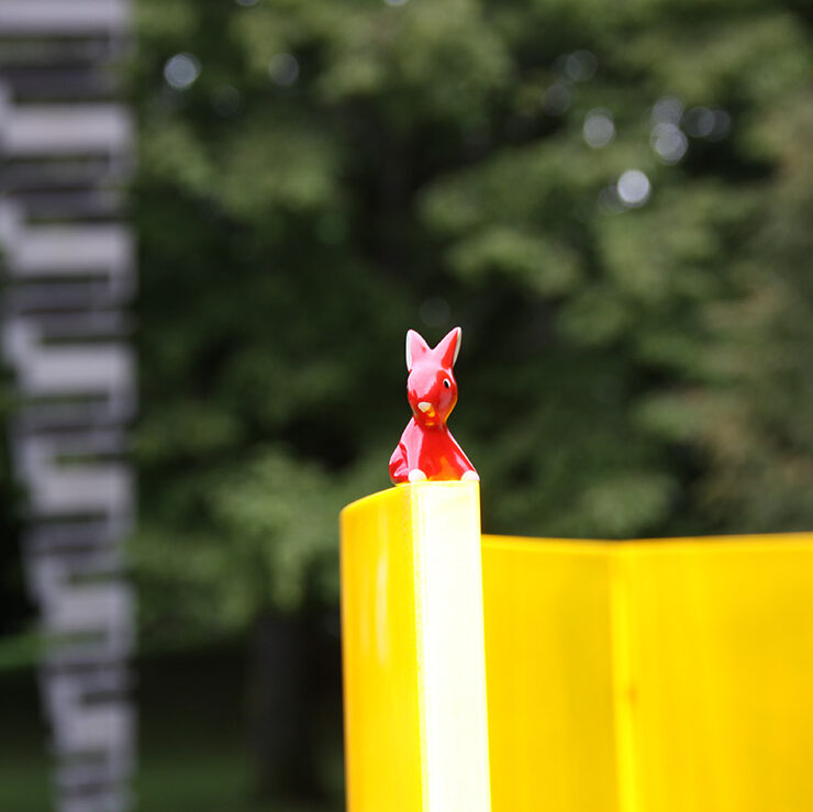 Porzellanhase in Normalperspektive auf gelber Mauer, Foto von Felix Emmelmann