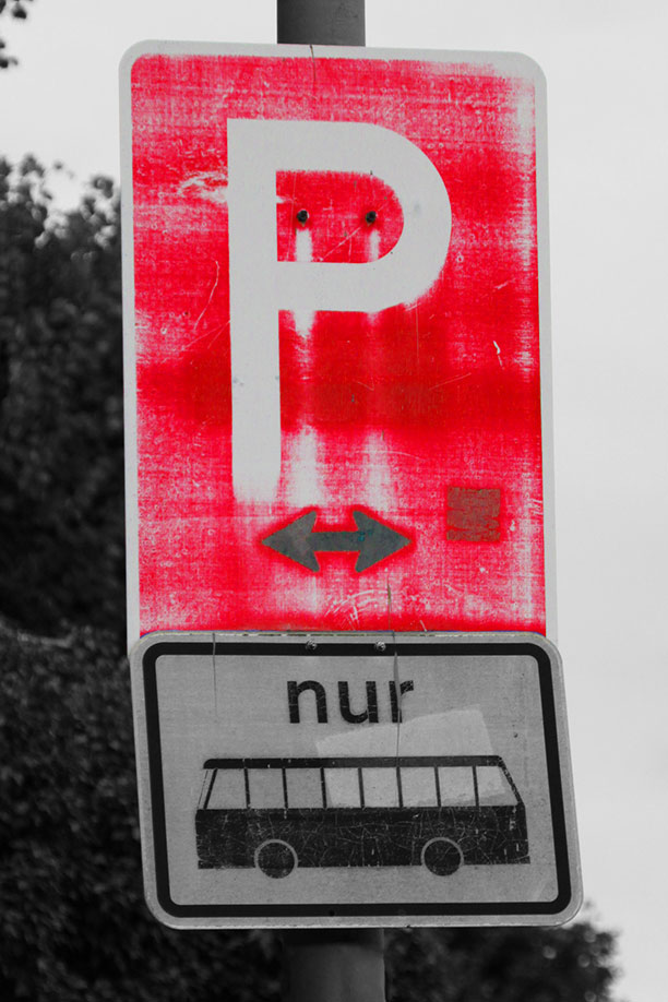 Rotes Schild an der Rheinpromenade in Köln, Foto von Felix Emmelmann