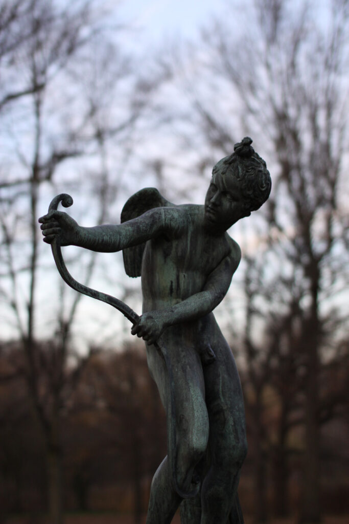 Skulptur im Park von Schloss Charlottenburg in Berlin, Foto von Felix Emmelmann