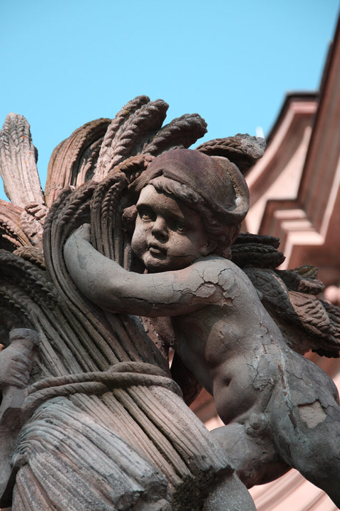 Skulptur Schloss Solitude Stuttgart in Komplementärkontrast, Foto von Felix Emmelmann