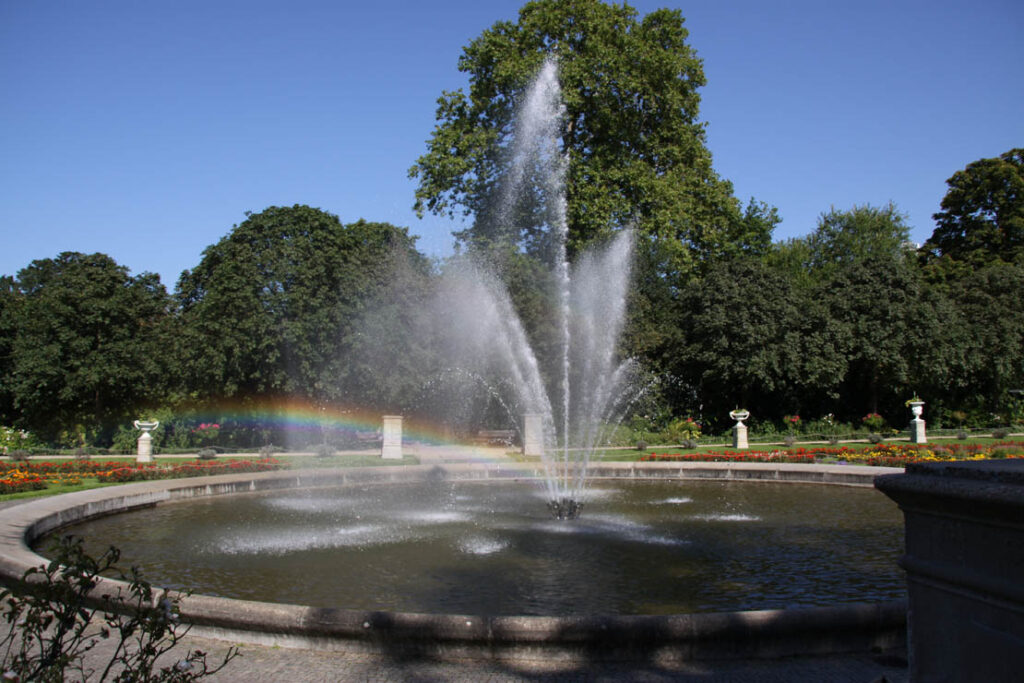 Brunnen mit Regenbogen Spiegelung im Kölner Park Flora, Foto von Felix Emmelmann