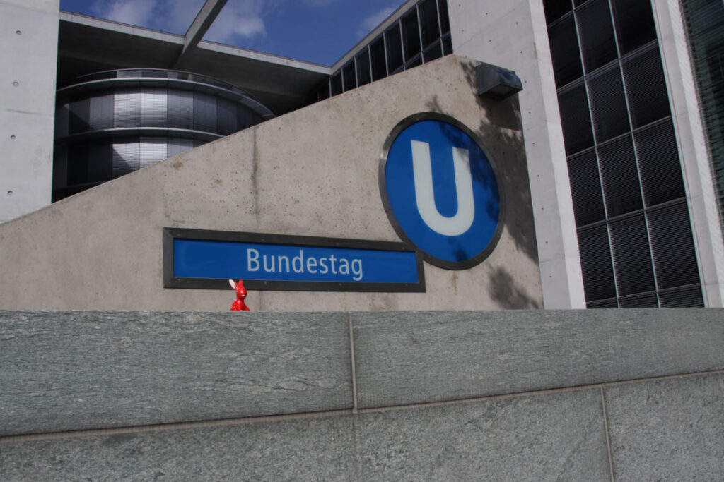 Foto von Felix-Emmelmann, Hase vor U-Bahn Bundestag Berlin