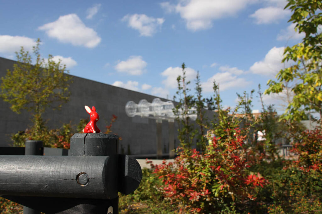 Foto von Felix-Emmelmann, Hase im Garten Neue Nationalgalerie Berlin