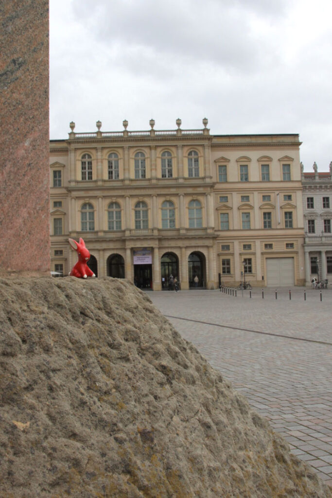 Foto von Felix-Emmelmann, Hase am Museum Barberini Potsdam, hochkant