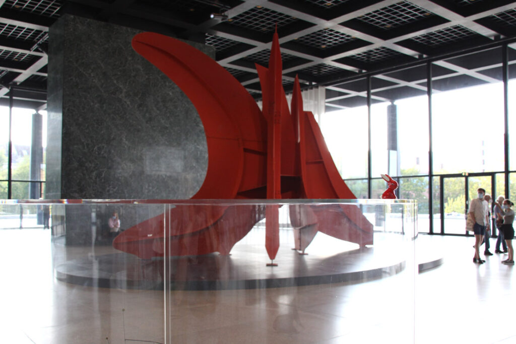 Foto von Felix-Emmelmann, Hase in Neue Nationalgalerie Berlin, Alexander Calder Ausstellung