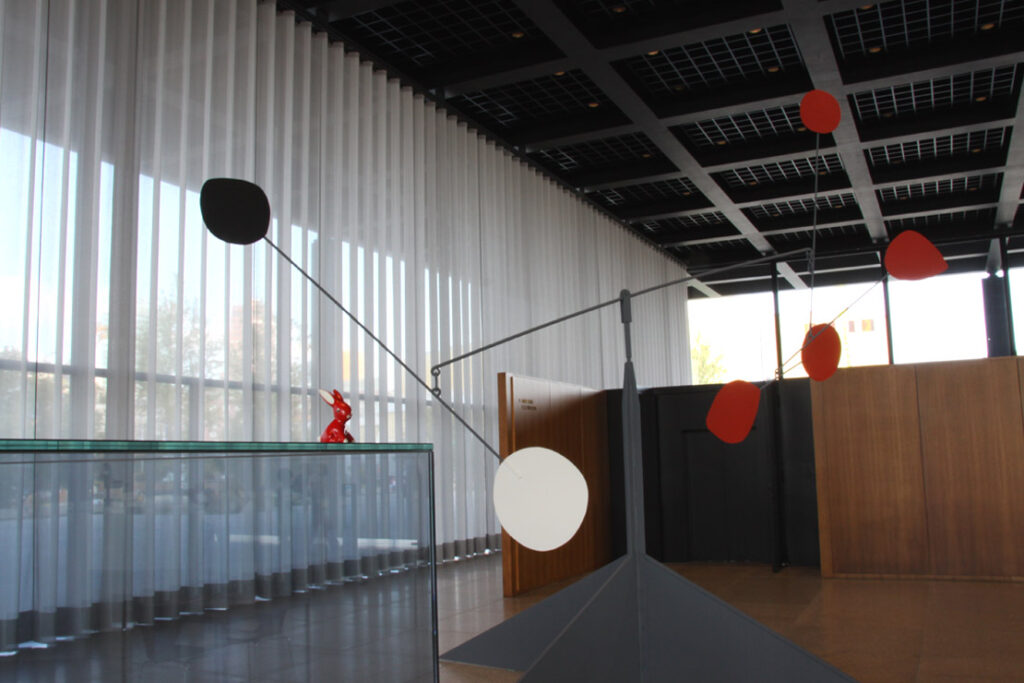 Foto von Felix-Emmelmann, Hase in Neue Nationalgalerie Berlin, Alexander Calder Mobile