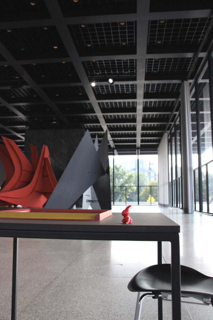 Foto von Felix-Emmelmann, Hase in Neue Nationalgalerie Berlin, Alexander Calder Ausstellung Innenraum