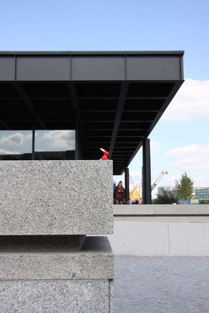 Foto von Felix-Emmelmann, Hase vor Neue Nationalgalerie Berlin, hochkant