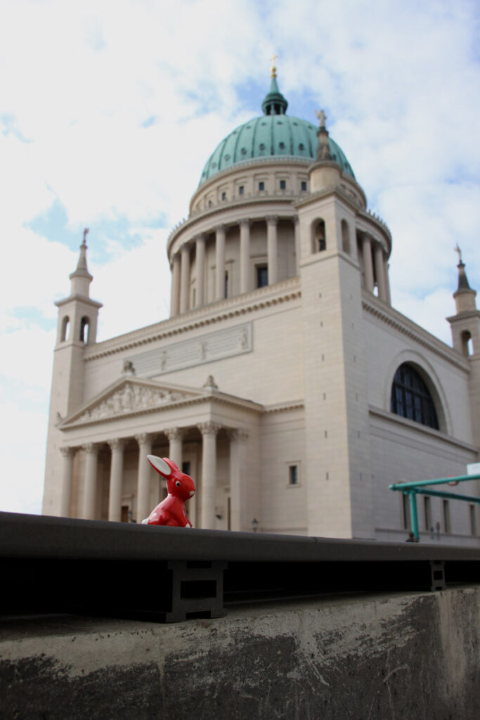 Foto von Felix-Emmelmann, Hase vor Nikolaikirche Potsdam