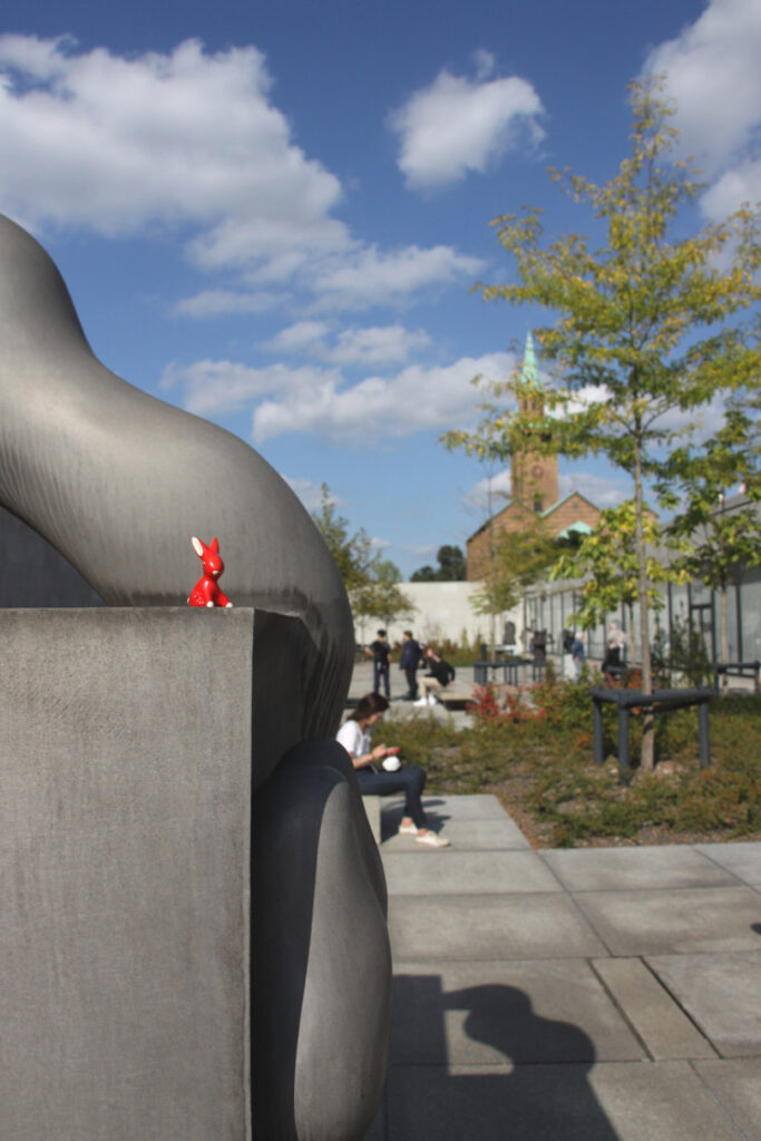 Foto von Felix-Emmelmann, Hase auf Skulptur im Garten Neue Nationalgalerie Berlin