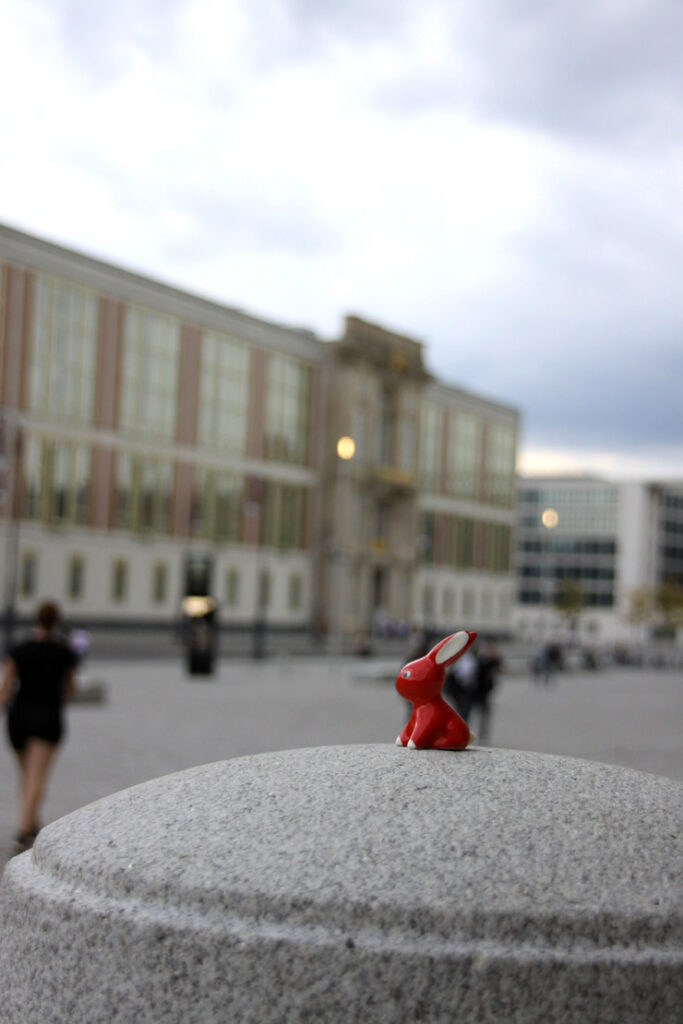 Foto von Felix-Emmelmann, Hase vor Staatsratsgebäude Berlin